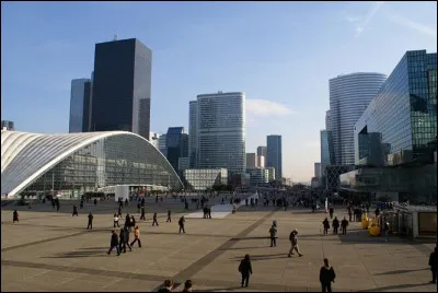 Dans quel département se trouve le quartier d'affaires de la Défense ?