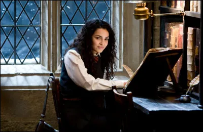 Romilda Vane glisse son philtre damour pour Harry dans