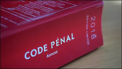 Cas n&deg;4 � Le mauvais distributeur (Ouest-France, 24 octobre 2003)Des voleurs ont bris&eacute; la fa&ccedil;ade d'un Cr&eacute;dit agricole &agrave; Nantes avec une voiture vol&eacute;e. Ils ont r&eacute;ussi &agrave; extraire sans grande difficult&eacute; le distributeur, mais manque de chance, il s'agissait en r&eacute;alit&eacute; de la borne de relev&eacute;s de comptes, qui n'avait aucun int&eacute;r&ecirc;t pour eux. Confus, ils sont partis et ont tout laiss&eacute; sur place.En plus d'&ecirc;tre coupables de destruction de biens, seront-ils coupables de tentative de vol d'argent ?