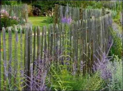 Comment appelle-t-on ces clôtures en châtaignier ?