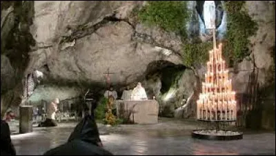 Dans quel d&eacute;partement peut-on admirer la grotte de Lourdes ?
