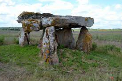Je vous propose de commencer notre balade devant le dolmen de Briande, à Arçay. Commune de l'arrondissement de Châtellerault, dans le parc naturel régional Loire-Anjou-Touraine , elle se situe dans le département ...