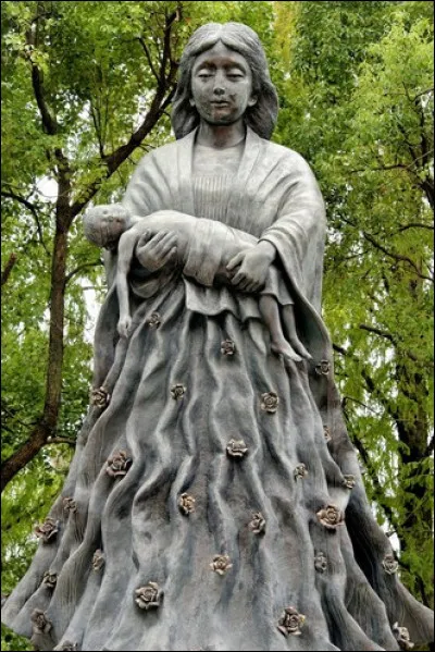 Cette sculpture de Naoki Tominaga est visible dans un parc à Nagasaki, au Japon. Que commémore-t-elle ?