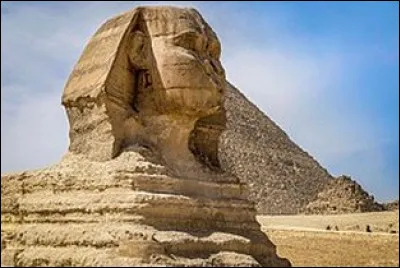 Le Sphinx de Gizeh, qui se dresse devant les grandes pyramides, a une particularité. Laquelle ?