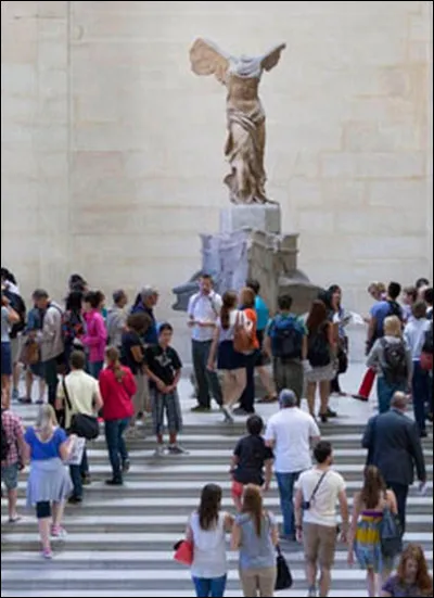 Voici l'une des sculptures les plus célèbres du musée du Louvre à Paris. Elle porte le nom de l'île grecque où elle fut retrouvée en 1863 par Charles Champoiseau. Quel est son nom ?