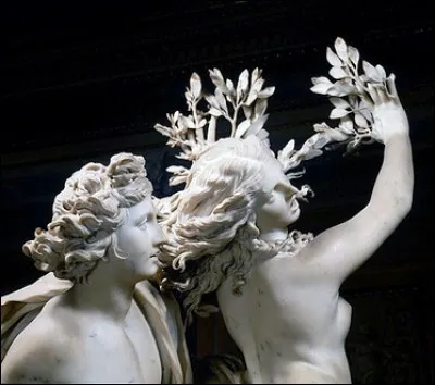 Quel artiste a réalisé dans du marbre cette superbe sculpture intitulée "Apollon et Daphné" et exposée au musée Borghèse, à Rome ?