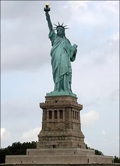 Offerte par la France à l'Amérique pour le centenaire de la Déclaration d'indépendance américaine, la statue de la Liberté domine le port de New York. Mais qui est son concepteur en France ?