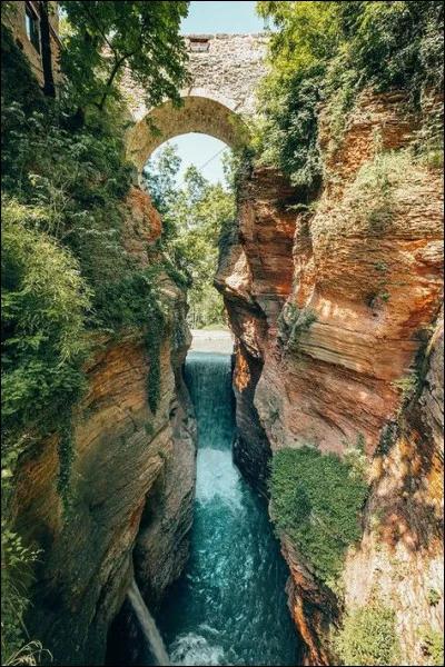 Dans quel aéroport parisien trouve-t-on la ligne LISA (Liaison interne satellite aérogare) ?