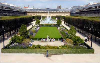 Le Palais Royal, avec son jardin, se trouve dans le ... arrondissement.