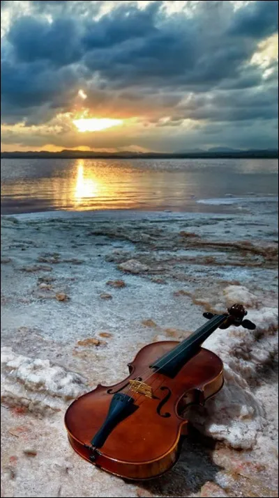 J'aime cette fille sur talons aiguilles qui se déhanche... . Dans mon verre, je regarde la mer qui se balance :