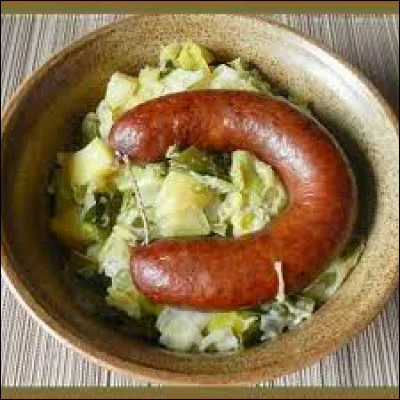 Voici la saucisse aux choux à base de viande de porc, de couennes cuites, de foie de porc et de choux blanchis. De quel pays est-elle originaire ?