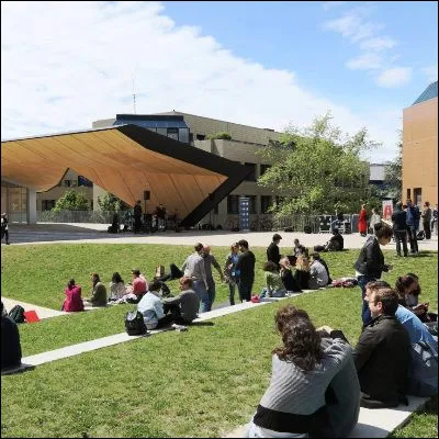 Quel terme d&eacute;signe l�espace rassemblant les b&acirc;timents et l�infrastructure d�une universit&eacute; ?