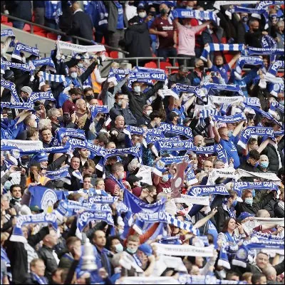 Avec une capacit&eacute; de plus de 99000 spectateurs, quel est le plus grand stade d�Europe ?