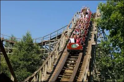 Pour quelle raison le parc a-t-il enlevé le train rouge du Tonnerre de Zeus ?