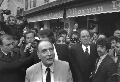 En mars 1959 il est élu maire de quelle ville de la Nièvre, qu'il ne quittera plus jusqu'à son élection présidentielle ?