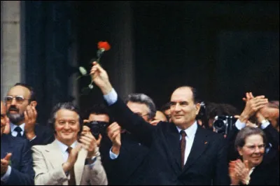 Le 10 mai 1981 François Mitterrand est élu président de la République. Quel déplacement symbolique va t-il faire lors de sa prise de fonction ?
