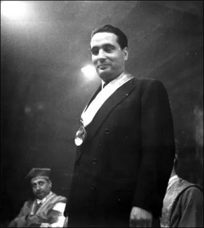 Sa famille était dans le commerce de...