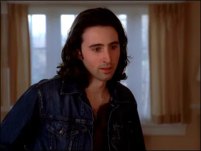 Quelle affirmation concernant Edie, le copain serial killer des jumeaux Scavo, est fausse ?