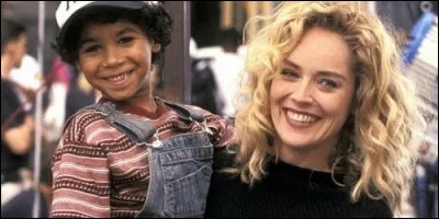 Comment se prénomme le garçon qui accompagne Gloria dans le film du même nom ?