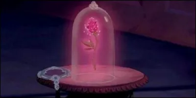 Dans "La Belle et la Bête", quelle fleur enchanté est placée sous un globe en cristal ?