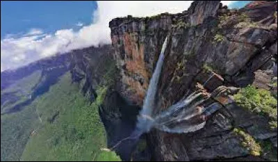 Où se situe le Salto Ángel, la plus grande chute d'eau du monde ?