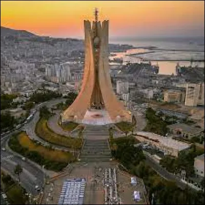 Quelle est la ville la plus peuplée de ce pays ?