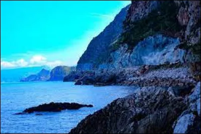 Quelle mer borde l'Algérie ?