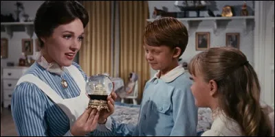 Pour quelle famille Mary Poppins va-t-elle travailler dans le film du même nom ?