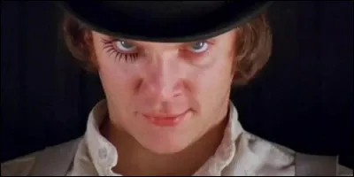 Quel film de Stanley Kubrick met en scène des gangs de voyous évoluant dans une Grande-Bretagne futuriste ?