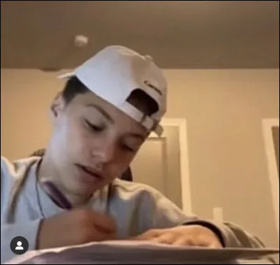 Aime-t-il s'exposer sur les réseaux ?