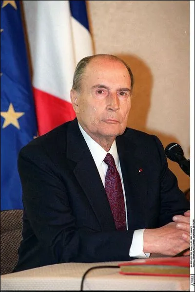 François Mitterrand était-il favorable ou défavorable au retour de De Gaulle au pouvoir en 1958 ?