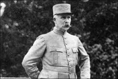 Qui prend le contrôle de l'armée française le 15 mai 1917 ?