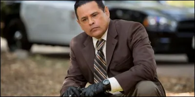 Comment se prénomme le garçon que recueille l'inspecteur Julio Sanchez ?