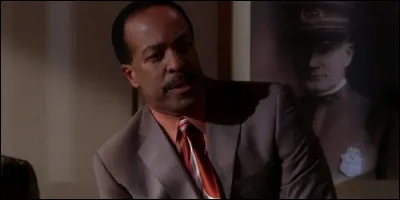 Comment se nomme le commandant ?