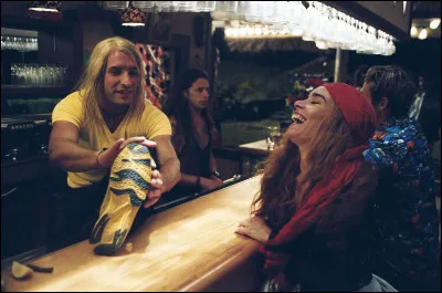 Quel film met en scène un surfeur excentrique ?