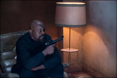 Dans quel film Samuel L. Jackson demande-t-il de l'aide à un jeune homme pour contrer des attaques mystérieuses ?