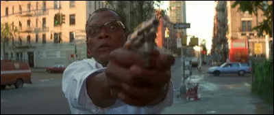 Dans quel film Samuel L. Jackson est-il un commerçant qui se retrouve mêlé à la poursuite d'un terroriste ?