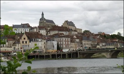 Joigny et Avallon sont des villes du département :