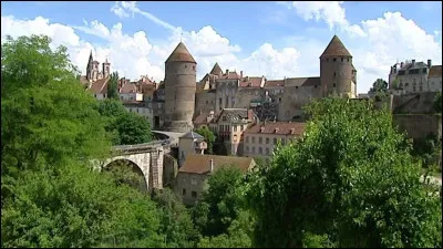 Vous pourrez visiter dans la département la petite ville de Semur-en-Auxois :