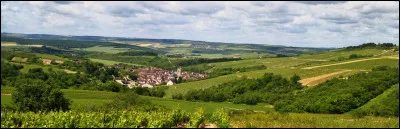 Il compte 335 000 habitants et c'est le moins densément peuplé avec 45 habitants/km²