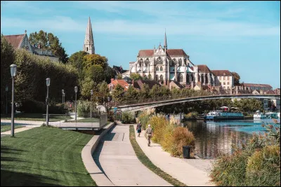 Sa préfecture est Auxerre :