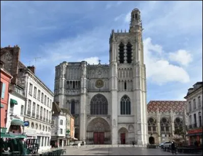 Sens est, avec 25 000 habitants, la deuxième ville du département :
