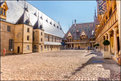 Beaune est, avec 21 000 habitants, la deuxième ville du département :