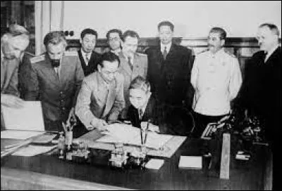 Quel pacte a été signé le 14 février 1950 ?