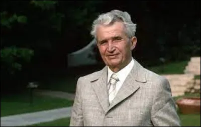 Qui a été exécuté le 25 décembre 1989 à cause de la révolution populaire roumaine ?