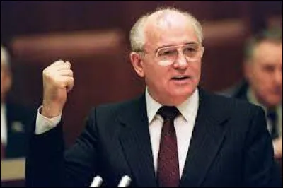 En quelle année Mikhaïl Gorbatchev est-il devenu secrétaire général du PCUS ?