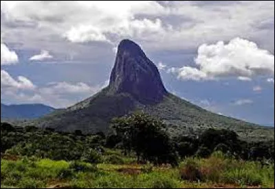 Quel sommet est le point culminant de l'Angola ?