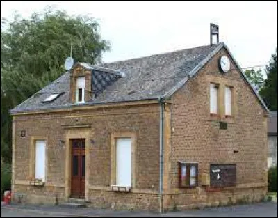 Je vous emmène dans le Grand-Est, à Noirval. Petit village de 26 habitants, dans l'arrondissement de Vouziers, il se situe dans le département ...