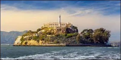 Dans quelle ville l'île d'Alcatraz, abritant la célèbre prison fédérale d'Alcatraz est-elle située ?