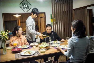 Dans quel film un ancien détective suspecte-t-il son voisin d'être un criminel ?